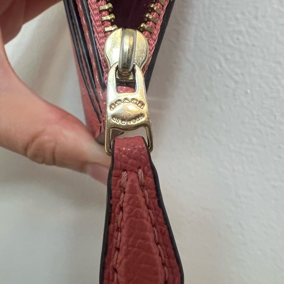 Like New 💞 Coach Rose Leather Key and Card Holder - Picture 10 of 11